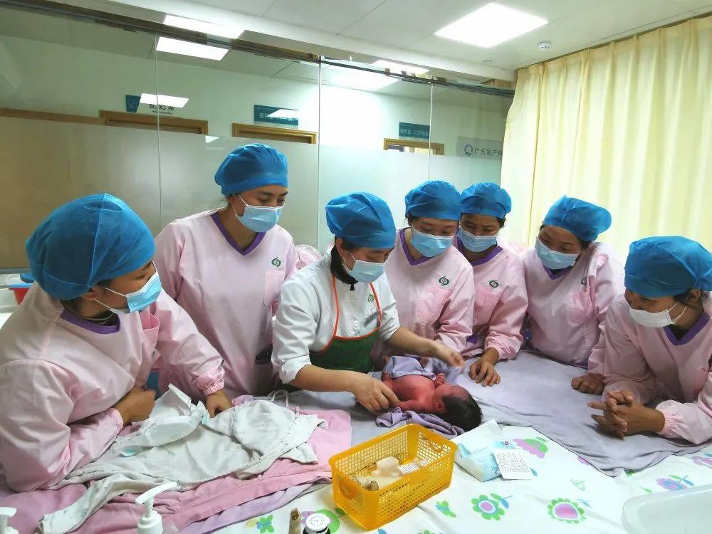 玛沁县妇婴监护型护送